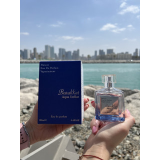 Fragrance World Barakkat Aqua Stellar 100 ml — toode stiliseeritud keskkonnas; väga lähivõte; vee ääres; keskmine kadreering
