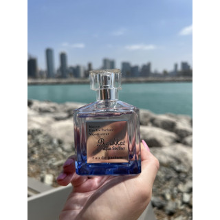 Fragrance World Barakkat Aqua Stellar 100 ml — toode stiliseeritud keskkonnas; väga lähivõte; vee ääres; kõige laiem kadreering
