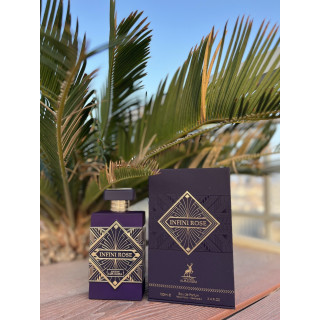 INFINI ROSE EDP 100 ml — producto en una composición ambientada; primerísimo plano; entre vegetación; encuadre más cercano