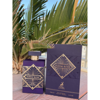 INFINI ROSE EDP 100 ml — producto en una composición ambientada; primerísimo plano; entre vegetación; encuadre más amplio