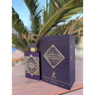 INFINI ROSE EDP 100 ml — producto en una composición ambientada; primerísimo plano; entre vegetación; encuadre más abierto