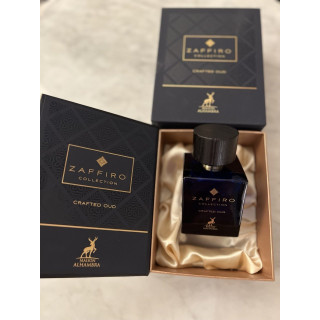 Zaffiro Collection Crafted Oud 100 ml — product en verpakking; zeer nabije close-up; op een witte achtergrond; ruimste kadrering