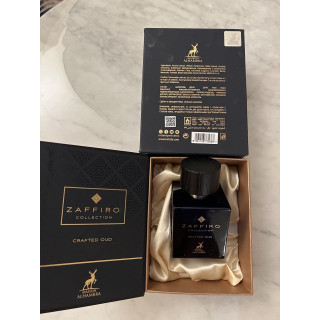 Zaffiro Collection Crafted Oud — product en verpakking; zeer nabije close-up; op een witte achtergrond; meest nabije kadrering