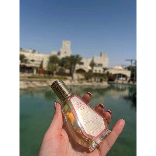 Barakkat Rouge 540 Extrait EDP 50 ml — товар в стилизованной композиции; очень крупный план; на открытом воздухе; средний план