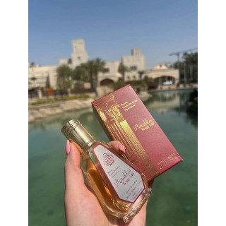 Barakkat Rouge 540 Extrait 50 ml — товар в стилизованной композиции; очень крупный план; на открытом воздухе; самый близкий кадр