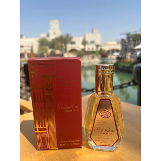 Barakkat Rouge 540 Extrait 50 ml — товар в стилизованной композиции; очень крупный план; на открытом воздухе; самый широкий кадр