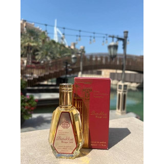 Barakkat Rouge 540 Extrait 50 ml — товар в стилизованной композиции; очень крупный план; на открытом воздухе; очень широкий кадр