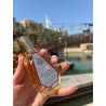 Barakkat Rouge 540 Extrait EDP 50 ml — товар в стилизованной композиции; очень крупный план; на открытом воздухе; близкий кадр
