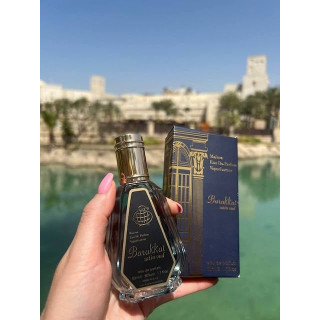 Barakkat Satin Oud EDP 50 ml — товар в стилизованной композиции; очень крупный план; на открытом воздухе; самый близкий кадр