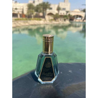 Barakkat Satin Oud EDP 50 ml — товар в стилизованной композиции; очень крупный план; на открытом воздухе; более широкий кадр