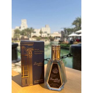 Barakkat Satin Oud EDP 50 ml — товар в стилизованной композиции; очень крупный план; на открытом воздухе; близкий кадр