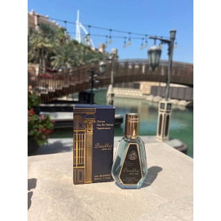 Barakkat Satin Oud EDP 50 ml — товар в стилизованной композиции; очень крупный план; на открытом воздухе; самый широкий кадр