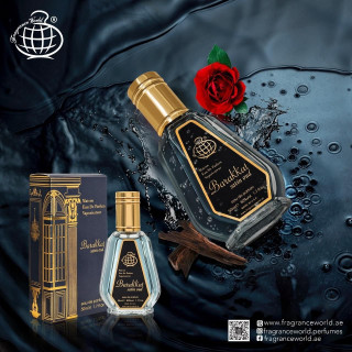 Fragrance World Barakkat Satin Oud EDP 50 ml — товар в стилизованной композиции; очень крупный план; с цветами