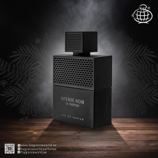 Intense Noir Le Parfum — товар в стилизованной композиции; очень крупный план; на деревянной поверхности; самый близкий кадр
