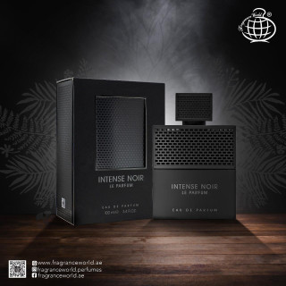Intense Noir Le Parfum — товар в стилизованной композиции; очень крупный план; на деревянной поверхности; самый широкий кадр