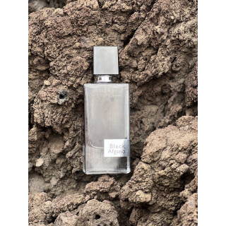 Black Afgano EDP 60 ml — товар в стилизованной композиции; очень крупный план; на каменной поверхности; средний план