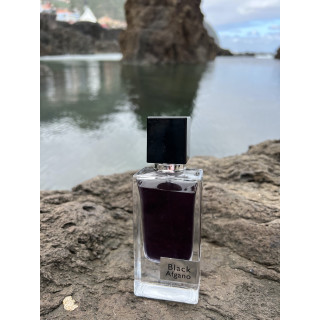 Black Afgano EDP 60 ml — товар в стилизованной композиции; очень крупный план; на каменной поверхности; самый широкий кадр