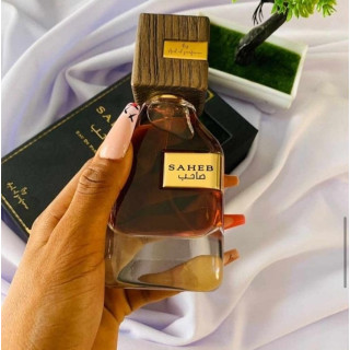 Lattafa Perfume Saheb EDP 70 ml — товар в стилизованной композиции; очень крупный план; на светлом фоне
