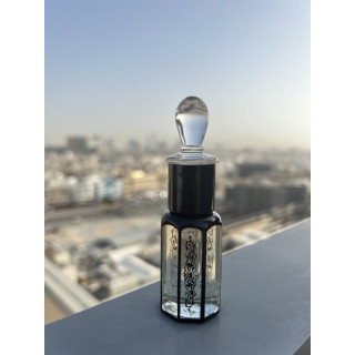 Lost Cherry Arabica 12 ml — товар в стилизованной композиции; очень крупный план; на открытом воздухе; самый широкий кадр
