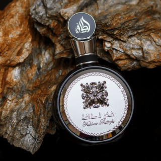 Lattafa Perfume Fakhar Black EDP 100 ml — изображение товара; очень крупный план; на каменной поверхности