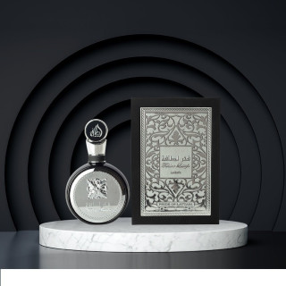 Lattafa Perfume Fakhar Black EDP 100 ml — изображение товара; очень крупный план; на светлом фоне; самый широкий кадр