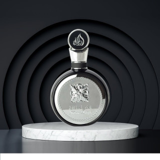 Lattafa Perfume Fakhar Black EDP 100 ml — изображение товара; очень крупный план; на светлом фоне; самый близкий кадр