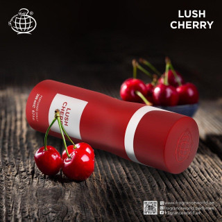 Fragrance World Lush Cherry 200 ml — produkt w stylizowanej aranżacji; bardzo bliskie ujęcie; ze składnikami zapachu