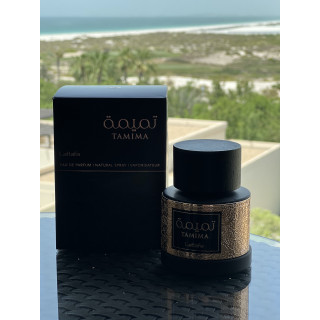 Lattafa Perfume Tamima EDP 100 ml — produkt w stylizowanej aranżacji; bardzo bliskie ujęcie; w plenerze; najszersze kadrowanie