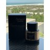 Lattafa Perfume Tamima EDP 100 ml — produkts stilizētā vidē; ļoti tuvs plāns; āra vidē; visplašākais kadrējums