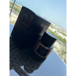 Lattafa Perfume Tamima EDP 100 ml — produkts stilizētā vidē; ļoti tuvs plāns; āra vidē; tuvākais kadrējums