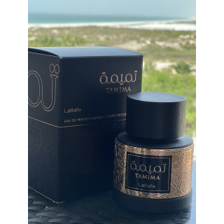 Lattafa Perfume Tamima EDP 100 ml — produkts stilizētā vidē; ļoti tuvs plāns; starp zaļumiem