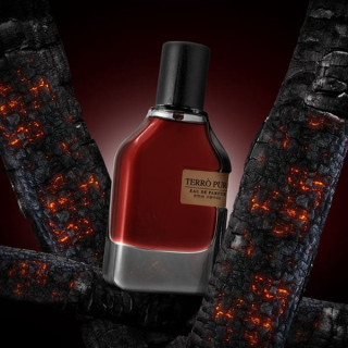 Fragrance World Terro Pura EDP 70 ml — product in een gestileerde setting; zeer nabije close-up; op een houten oppervlak