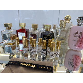 MARABIKA Zestaw próbek nr 2 EDP 3 ml × 10 — widok produktu; bardzo bliskie ujęcie; na białym tle; bardzo szerokie kadrowanie