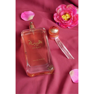 Lattafa Perfume Heibah EDP 100 ml — товар в стилизованной композиции; очень крупный план; с цветами