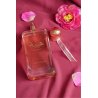 Lattafa Perfume Heibah EDP 100 ml — produktas stilizuotoje aplinkoje; stambus planas; su gėlėmis