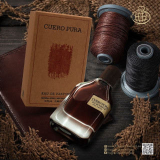 Fragrance World Cuero Pura EDP 70 ml — товар в стилизованной композиции; очень крупный план; на деревянной поверхности