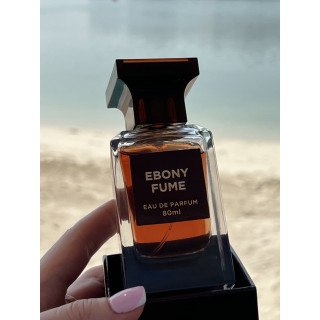 Fragrance World Ebony Fume EDP 80 ml — produkta skats; ļoti tuvs plāns; uz balta fona; visplašākais kadrējums