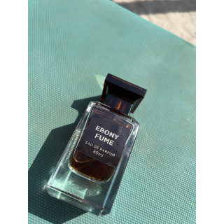Fragrance World Ebony Fume EDP 80 ml — produkta skats; ļoti tuvs plāns; uz balta fona; tuvākais kadrējums