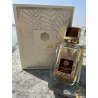 Lattafa Perfume Shahrazad EDP 100 ml — toode stiliseeritud keskkonnas; väga lähivõte; õues