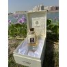 Lattafa Perfume Shahrazad EDP 100 ml — toode stiliseeritud keskkonnas; väga lähivõte; roheluse keskel; kõige laiem kadreering