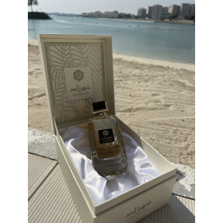 Lattafa Perfume Shahrazad EDP 100 ml — toode stiliseeritud keskkonnas; väga lähivõte; vee ääres