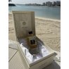 Lattafa Perfume Shahrazad EDP 100 ml — toode stiliseeritud keskkonnas; väga lähivõte; vee ääres