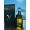 Lattafa Perfume Musk Mutheer EDP 100 ml — товар в стилизованной композиции; очень крупный план; на белом фоне