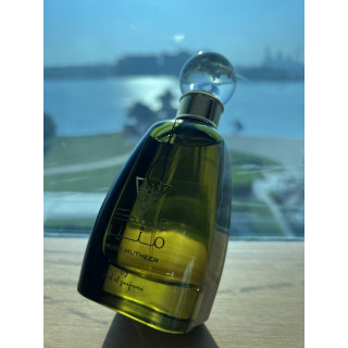 Lattafa Perfume Musk Mutheer EDP 100 ml — produkt i en stylad miljö; mycket tät närbild; på en träyta; bredaste bildutsnitt