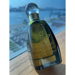 Musk Mutheer EDP 100 ml — товар в стилизованной композиции; очень крупный план; на деревянной поверхности; самый близкий кадр