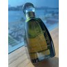 Musk Mutheer EDP 100 ml — товар в стилизованной композиции; очень крупный план; на деревянной поверхности; самый близкий кадр