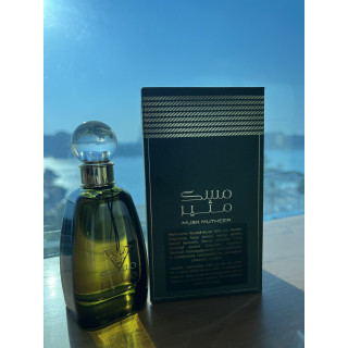 Lattafa Perfume Musk Mutheer EDP 100 ml — produkt och förpackning; mycket tät närbild; på vit bakgrund; tätaste bildutsnitt
