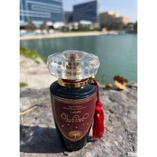 Lattafa Perfume Mohra EDP 100 ml — produit dans une mise en scène; très gros plan; au bord de l’eau