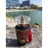 Lattafa Perfume Mohra EDP 100 ml — produkts stilizētā vidē; ļoti tuvs plāns; pie ūdens