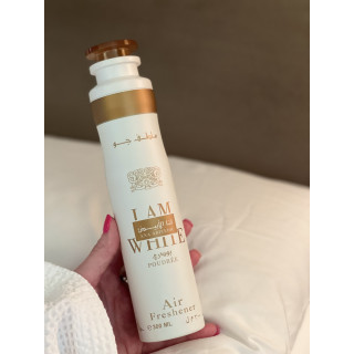 Lattafa Perfume Ana Abiyedh Poudree 300 ml — vue du produit; très gros plan; sur fond blanc; cadrage le plus large